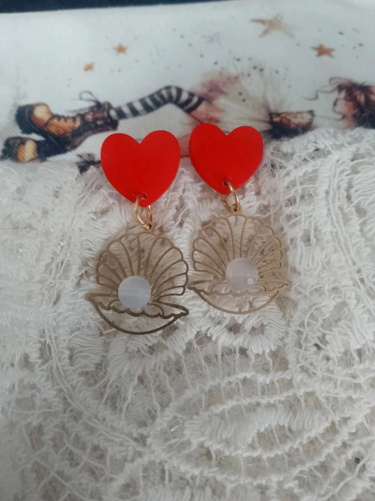Boucles d'oreilles coq'uillages pierres de calcédoine et coeurs rouges